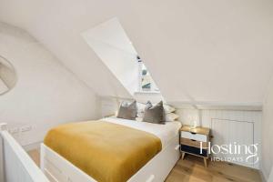 Central Henley Apartment - Freestanding Bath in Bedroom