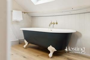 Central Henley Apartment - Freestanding Bath in Bedroom