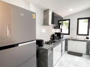 4BR Home with large beds near mall & beaches