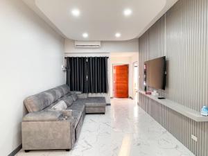 4BR Home with large beds near mall & beaches