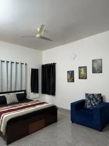 oak cottage balcony master bedroom - Kaglipur