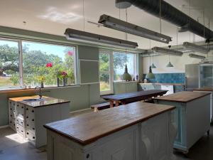 Eventyrligt og rummeligt hus med havudsigt