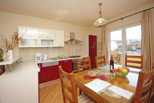 Orange House three bedroom apartment with sea view