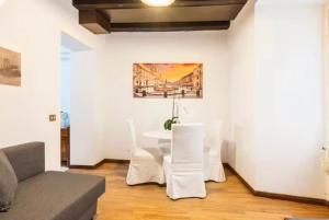 Piazza Farnese house