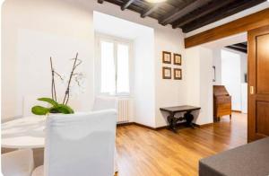 Piazza Farnese house