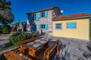 Villa Viktor, a wonderful rustic villa close to the beach