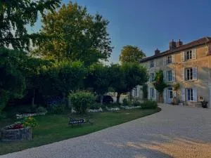 LE REPAIRE DU CLAIN gîte 4 étoiles - Montamisé