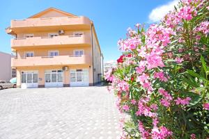 Orange House three bedroom apartment with sea view