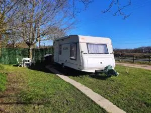 Caravane sur terrain en campagne - Maché