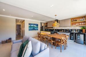 Pé na Areia - 2 Suítes em Condomínio de Luxo!