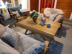 Cozy cottage on lake