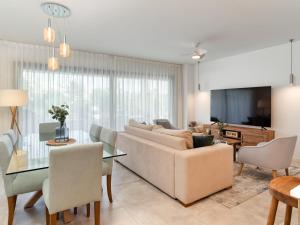 Spacious apartment with terrace and garden close to the sea