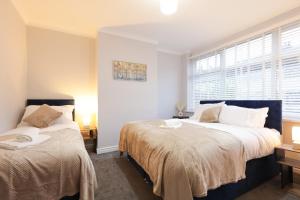 4BR Home Near City Centre Sleeps 10