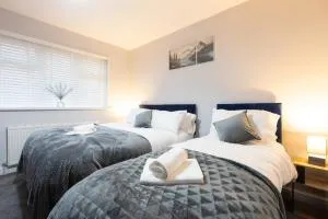 4 BDR Home, Sleeps 10, Contractor Stays - Roundhay