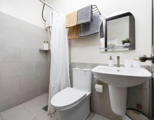 Studio Unit at The Median, Near IT Park with Pool and Fast Wifi