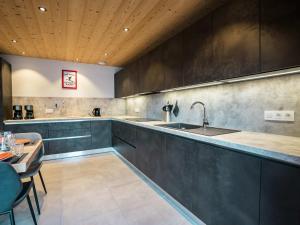 Chalet spacieux 12 pers, 5 chambres, parking - FR-1-676-193