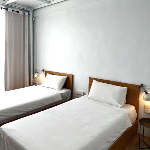 Beige Poshtels + Netflix