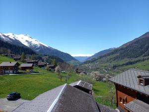 Wohnung mit schöner Sicht auf Bergpanorama und übers Tal
