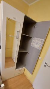 7 min to citycenter !! Subway U3 100m, southside singleroom own SHOWER, WC ! free WIFI ,TV, dishes, fridge, oven, waterheater, microwave, coffee, bike, next to river and park, restaurants and supermarkets around 200m, nonsmoker ! self check in -simpl