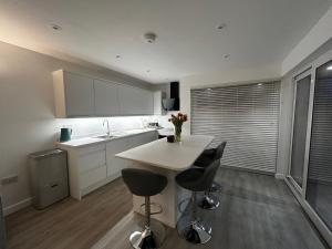 Lowern, Luxury Lodge with Hot Tub and Games Room