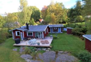 Peaceful home in cozy cabin by the lake