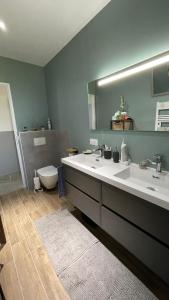 Sejours chez l'habitant Chez Cathie & Didier : Chambre Double avec Salle de Bains Privative