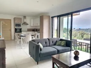 Bas de villa contemporaine avec vue dégagée - Tucce