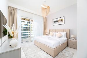 Exclusive Beachfront 2 Bed with Pool & Palm View