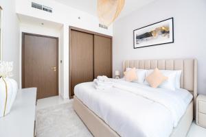 Exclusive Beachfront 2 Bed with Pool & Palm View