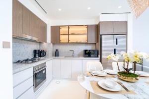 Exclusive Beachfront 2 Bed with Pool & Palm View