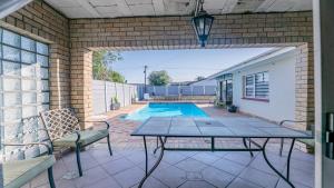 15min to V&A Waterfront, 5min to Canal Walk Mall & 5min to Grand West Cassino