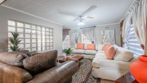 15min to V&A Waterfront, 5min to Canal Walk Mall & 5min to Grand West Cassino