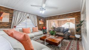 15min to V&A Waterfront, 5min to Canal Walk Mall & 5min to Grand West Cassino