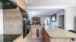 15min to V&A Waterfront, 5min to Canal Walk Mall & 5min to Grand West Cassino