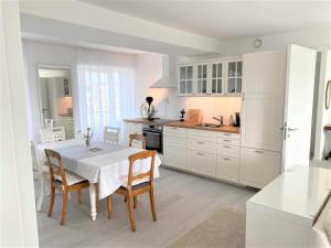 Strandläufer mit Meerblick und Balkon