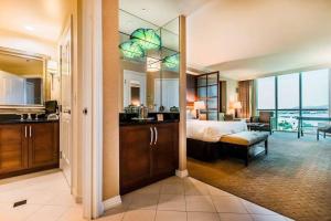 MGM 03719 Signature Strip View Studio by Voyargo