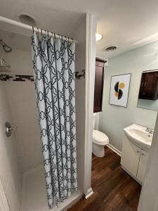 CENTRAL & COMFY 2 BEDROOM I WEST LOOP I FREE PARKING o