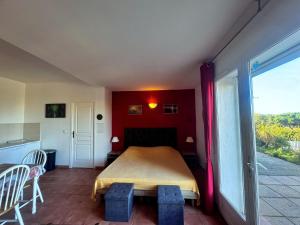 Agréable 2 pièces dans villa avec piscine