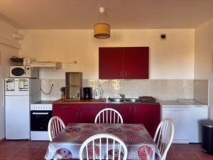 Agréable 2 pièces dans villa avec piscine