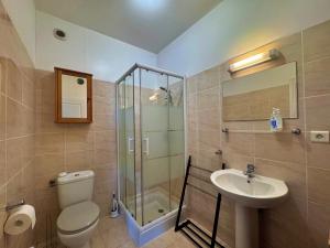 Agréable 2 pièces dans villa avec piscine