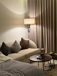 استوديو بتصميم رائع بجلسة خارجية - قفل ذكي