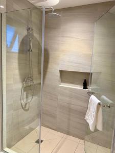 Serenity Sunset View Apartment Hotel - Verdant Garden