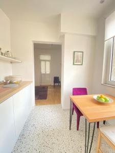 City center salon-style apartment free parking