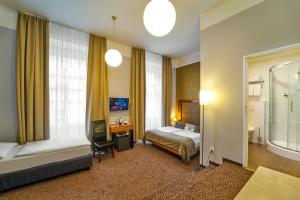 Triple Room room in Metropolitan Old Town Hotel