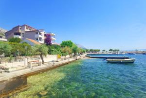 Duplex Apartment for 10 persons, first row by the sea, Beach House Ana