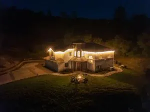 Heaven Heights - HotTub, Pet Friendly, EV Outlet, Pool Table, Game Room, BBQ, FirePit, Library - أواخورست