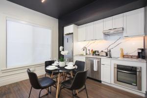 Stylish 1BR On Rvrwalk Gym and Parking Near Conv Ctr