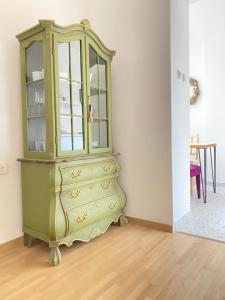 City center salon-style apartment free parking