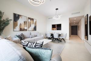 High-Floor Luxe 2BR Stunning Burj Khalifa & Fountain Views Direct Dubai Mall Access