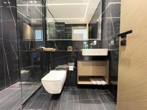 Luxurious new 1 bedroom with Balcony and New Building